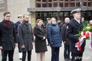Kwiaty składają: prezydent Aleksandra Kosiorek, wiceprzewodniczący RMG Ireneusz Trojanowicz oraz radni: Agnieszka Tokarska, Marcus da Silva i Marek Dudziński