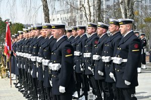 Żołnierze z Kompanii Reprezentacyjnej Marynarki Wojennej ustawieni w dwóch rzędach podczas obchodów 83. rocznicy zbrodni katyńskiej, które odbyły się na Cmentarzu Wojennym w Redłowie // fot. Magdalena Czernek