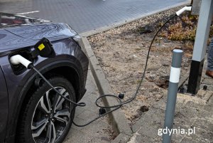 Ładowanie samochodu elektrycznego za pomocą kabla (fot. Michał Sałata)