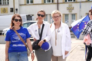 Trzy kobiety, jedna ma niebieską koszulkę