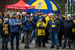 Symboliczne odsłonięcie tablicy z nazwą placu Janusza Kupcewicza przy Stadionie Miejskim w Gdyni (fot. Kamil Złoch)