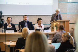 Nadzwyczajna sesja Rady Miasta Gdyni z dnia 20 maja 2025 roku – od lewej: Jakub Ubych, Tadeusz Szemiot, Mariola Śrubarczyk-Cichowska i Joanna Zielińska (fot. Kamil Złoch)