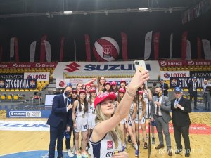 Selfie młodych koszykarek GTK Gdynia z pucharem