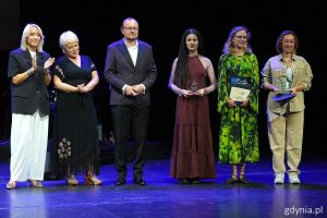 Wsp&oacute;lne zdjęcie po wręczeniu nagrody. Od lewej: Magdalena Marszałkowska, Krystyna Stańko, Mariusz Bzdęga, Maja Babyszka, Aleksandra Raczyńska i Patrycja Zarychta (fot. Mirosław Pieślak)