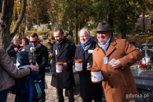 Od lewej: piłkarz Arki Gdynia Michał Rzuchowski, radny miasta Marcus da Silva, Krzysztof Jankowski - prezes gdyńskiego koła Światowego Związku Żołnierzy AK i Wojciech Jankowski - dyrektor Gdyńskiego Ośrodka Doskonalenia Nauczycieli podczas kwesty na rzecz gdyńskiego hospicjum