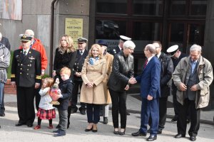 Złożenie kwiatów pod tablicą pamięci ofiar katastrofy smoleńskiej // fot. Lechosław Dzierżak