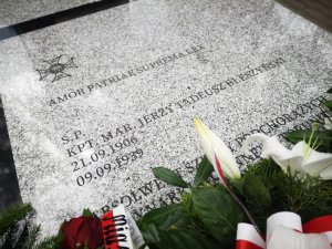 na zdjęciu płyta nagrobna ze zdjęciem