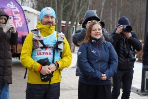 Uczestnik&oacute;w na Molo w Orłowie przywitali prezydent Gdyni Aleksandra Kosiorek i Jacek Bastian, prezes zarządu Stowarzyszenia &bdquo;Ultrakrew&rdquo;