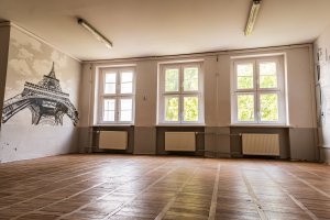 Budynek dawnej szkoły przy ul. 10 lutego zaadaptowany zostanie na potrzeby Centrum Nowoczesnego Seniora // fot. Laboratorium Innowacji Społecznych