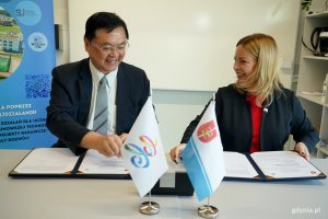 Wiceprezydentka Gdyni Oktawia Gorzeńska oraz Lo Ta-Sheng – wiceprezydent Kaohsiungu podpisujący memorandum dotyczące wymiany edukacyjnej pomiędzy Gdynią a Kaohsiungiem