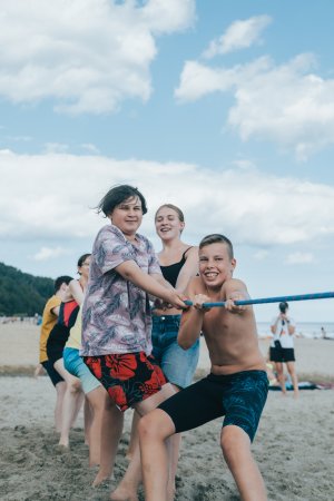 Dzieci z instruktorem na plaży