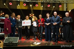 Gala finałowa X edycji Przeglądu Teatrów Amatorskich „Kurtyna” w gdyńskim Małym Kacku. Na scenie m.in. laureaci jednej z nagród, przedstawiciele stowarzyszenia KACK, Katarzyna Gruszecka-Spychała, Mariusz Bzdęga i ks. Mariusz Lach (fot. Paweł Budziński)