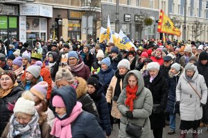 Uczestnicy gdyńskiego Orszaku Trzech Króli podczas przemarszu ul. Świętojańską