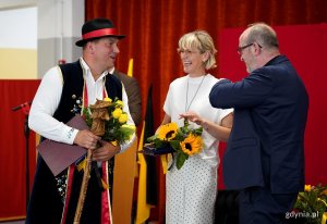 na zdjęciu ludzie zażywający tabakę