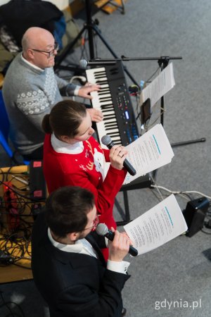 Kolędowanie podczas tradycyjnej wigilii dla samotnych i potrzebujących 