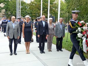 Delegacja gdyńskich samorządowców składa kwiaty przed pomnikiem Armii Krajowej. Od prawej: Zenon Roda - radny Gdyni, Joanna Zielińska - przewodnicząca Rady Miasta Gdyni, wiceprezydent Michał Guć, Elżbieta Raczyńska - radna Gdyni oraz Andrzej Bień - wieloletni wiceprzewodniczący Rady Miasta, a obecnie komendant Straży Miejskiej w Gdyni // fot. Magdalena Czernek