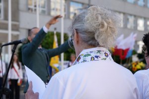na zdjęciu ch&oacute;r i dyrygent