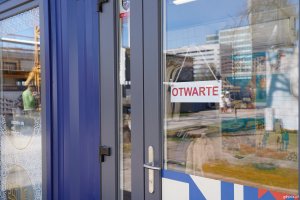 Wejście do sklepu z kartka: otwarte