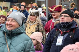 Uczestnicy Orszaku Trzech Króli na jednej z gdyńskich ulic