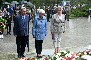 Od prawej: radna Elżbieta Raczyńska, Joanna Zielińska - przewodnicząca Rady Miasta Gdyni i radny Zenon Roda składają kwiaty przed pomnikiem Obrońców Wybrzeża podczas uroczystości z okazji 84. rocznicy agresji niemieckiej na Polskę
