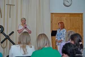 Radna dzielnicy Śr&oacute;dmieście Elżbieta Raczyńska przemawiająca podczas uroczystości z okazji 80-lecia Szkoły Podstawowej nr 21. Na zdjęciu wraz z Anną Jachowską &ndash; dyrektorką szkoły