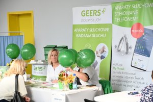 zielne balony i stoisko z kobietami