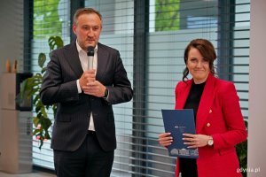 Wiceprezydent Gdyni Tomasz Augustyniak witający Malwinę Albińską z ABSL Tricity w gronie członk&oacute;w Gdyńskiej Rady Dialogu Gospodarczego