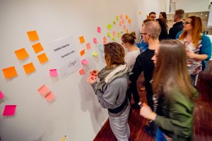 // fot. dtweek.pl. Zdjęcie ukazuje uczestników „Design Thinking Week", podczas warsztatów