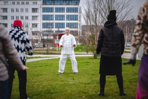 Tomasz Raganowicz prowadzący ćwiczenia tai chi w Parku Centralnym w ramach cyklu „Wszystkiego dobrego”