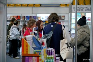 Uczestnicy Targ&oacute;w Książki w Gdyni odwiedzający stoiska wydawc&oacute;w