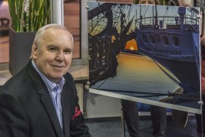 Tadeusz Łomiński ze swoim zdjęciem / fot. archiwum Tadeusz Łomińskiego
