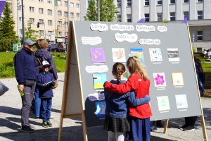 Konkursowe prace  i oglądający je mieszkańcy w Parku Centralnym