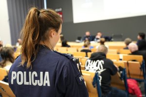 Kobieta w mundurze policyjnym