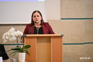 XXXVI sesja Rady Miasta Gdyni. Przemawia Aleksandra Kosiorek, prezydent Gdyni