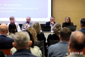 Dialogi Obywatelskie - spotkanie. Na zdjęciu Teresa Bysewska, radna miasta Gdyni, Mariusz Bzdęga, dyrektor zarządzający ds. kultury i aktywności mieszkańc&oacute;w, Paweł Brutel, dyrektor Gdyńskiego Centrum Sportu oraz Jagna Ogonowska, zastępca dyrektora Gdyńskiego Centrum Sportu. (fot. Łukasz Kamasz)