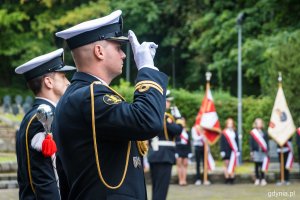 Dwóch marynarzy w galowych mundurach podczas uroczystości z okazji 81. rocznicy zbrodni katyńskiej // fot. Kamil Złoch