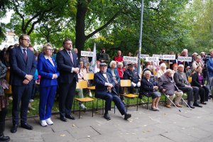 Obchody 87. rocznicy sowieckiej agresji na Polskę pod pomnikiem  &bdquo;W hołdzie zesłańcom Sybiru&rdquo;. Na zdjęciu m.in: prezydent Gdyni Aleksandra Kosiorek, przewodniczący Rady Miasta Tadeusz Szemiot pomorski radny Roman Dambek, gdyńscy radni: Agnieszka Tokarska, Joanna Zielińska i Łukasz Strzałkowski 