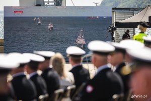 Marynarze oglądają na telebimie obchody Święta WP w Warszawie