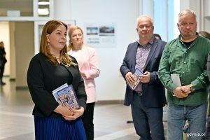 Wiceprezydentka Gdyni Oktawia Gorzeńska oraz Krzysztof i Wojciech Jankowscy podczas wernisażu wystawy &bdquo;Gdynia Miasto Modernizmu&rdquo; w Galerii Ratusz na pierwszym piętrze gł&oacute;wnego budynku Urzędu Miasta Gdyni 