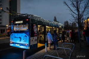 Mikołajkowy trolejbus od PKT na ul. Armii Krajowej podczas miejskiej imprezy mikołajkowej (fot. Kamil Złoch)