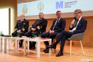 Debata rektor&oacute;w "Gdynia! Wyb&oacute;r na dziś. Miasto na jutro", podczas kt&oacute;rej rektorzy gdyńskich uczelni: kontradmirał prof. dr hab. Tomasz Szubrycht z Akademii Marynarki Wojennej, prof. dr hab. inż. kpt. ż.w. Adam Weintrit z Uniwersytetu Morskiego, dr hab. Artur Kozłowski z WSB Merito i dr Tomasz Białas z Wyższej Szkoły Administracji i Biznesu im. Eugeniusza Kwiatkowskiego, rozmawiali o teraźniejszości i przyszłości Gdyni, jej mieszkańc&oacute;w i uczelni