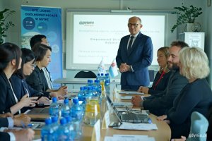 Witold Chudyszewicz – dyrektor Zespołu Szkół Ogólnokształcących nr 8 w Gdyni  i wiceprezydentka Oktawia Gorzeńska podczas spotkania z tajwańską delegacją w XVII LO