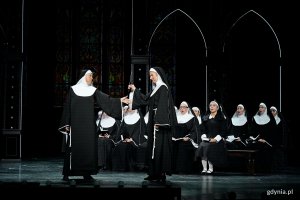 Zdjęcie z pr&oacute;by medialnej spektaklu &bdquo;Zakonnica w przebraniu&rdquo; w Teatrze Muzycznym w Gdyni. Scena zbiorowa 