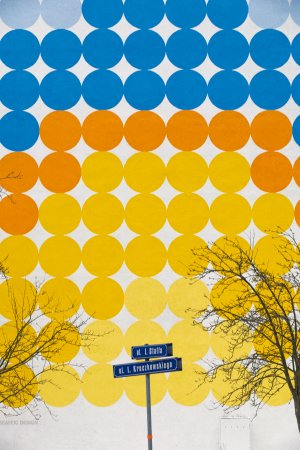 Kolorowe koła na ścianie jednego z blok&oacute;w na Karwinach układające się we wsch&oacute;d słońca nad morzem