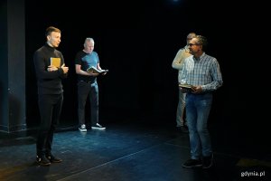 Zdjęcie z próby spektaklu „Gdyńscy GenTELLmani”. Gdynianie – aktorzy amatorzy i Filip Wójcik – aktor Teatru Gdynia Główna 