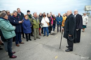 Uczestnicy uroczystości z okazji 80. rocznicy zatopienia statków pasażerskich „Wilhelm Gustloff”, „Steuben” i „Goya” przez okręty podwodne sowieckiej floty, która odbyła się na nabrzeżu przy molo Południowym