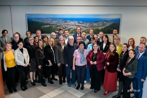 Wsp&oacute;lne zdjęcie rodziny Skwiercz&oacute;w oraz radnych miasta Gdyni, prezydent Gdyni Aleksandry Kosiorek, członk&oacute;w kolegium prezydenta oraz gdyńskich urzędnik&oacute;w po przyjęciu uchwały o nadaniu skwerowi położonemu przy ulicach Władysława IV i W&oacute;jta Radtkego nazwy skwer Elżbiety Skwiercz