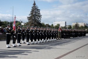 Żołnierze Marynarki Wojennej stojący w dwuszeregu na nabrzeżu Pomorskim podczas uroczystości z okazji święta 43. Bazy Lotnictwa Morskiego i Dywizjonu Okrętów Bojowych 