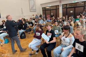 Casting do spektaklu „Sekret" w ramach projektu „PaT", na zdjęciu Grzegorz Jach i młodzież z II i V LO w Gdyni (fot. Katarzyna Balcerzak)
