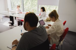Uczestnicy tegorocznych warsztat&oacute;w &bdquo;Morze mnie kręci&rdquo; przy biurkach